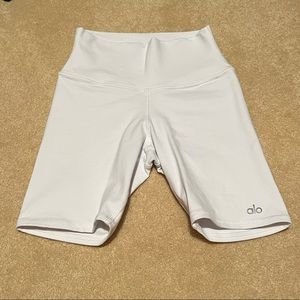 Alo yoga high waist biker shorts white - white